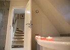 Badezimmer mit Blick zur Treppe zum dritten Schlafzimmer