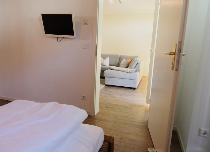 Blick vom Schlafzimmer in den Wohnbereich