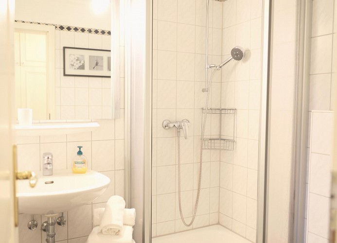 Badezimmer mit Dusche