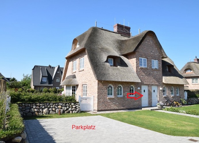 Eingangs- und Parkbereich