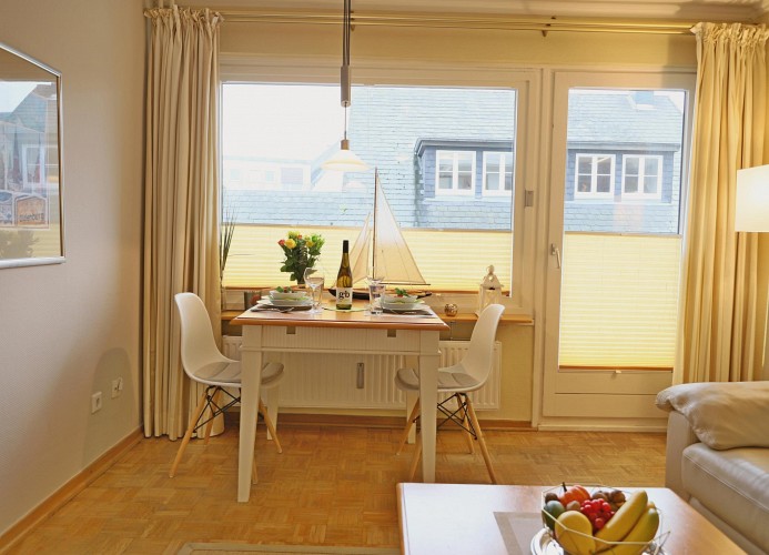 Blick zum Balkon und zum Essbereich