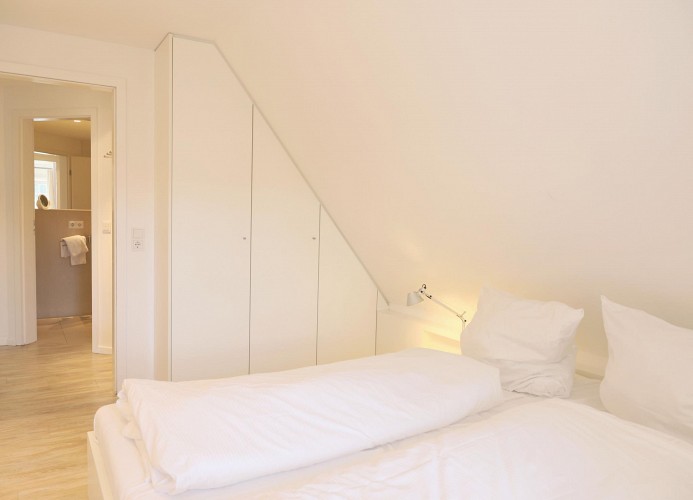 Vom Schlafzimmer mit Blick zum Badezimmer