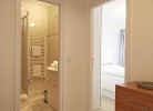 Vom Flur aus ins Bade-und Schlafzimmer