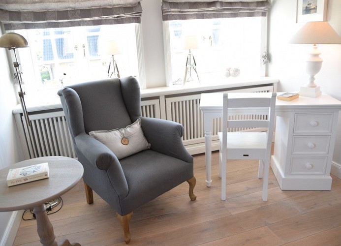 Schöne Lese und Schreibecke im Schlafzimmer im ersten Stock