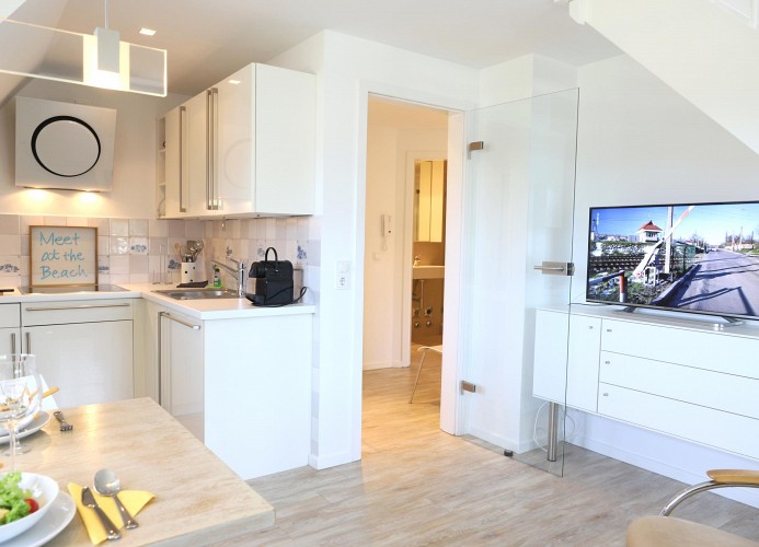 Blick durch den Raum richtung Badezimmer